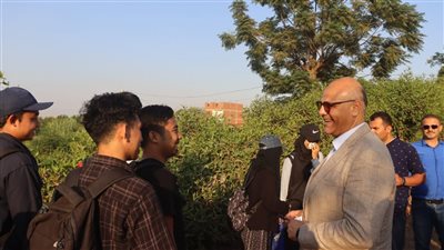 محافظ القليوبية يلتقي بسائحين أجانب خلال جولته بالقناطر الخيرية 