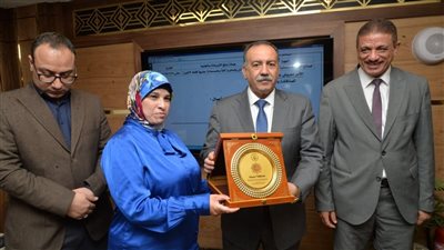 محافظ أسيوط يكرم رئيس حي غرب ومسئولة المشاركة المجتمعية تقديرًا لجهودهما 