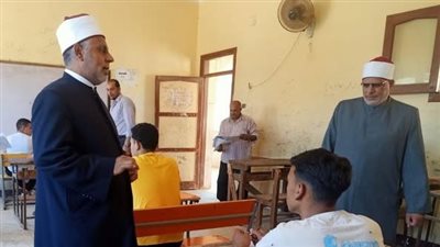الثانوية الأزهرية 2025.. رئيس «مركزية التعليم» يتابع امتحان النصوص بالفيوم