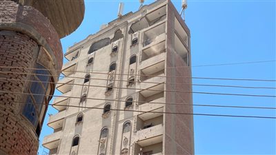 بدء تنفيذ قرار إزالة 6 أدوار من برج مائل في سمالوط بالمنيا