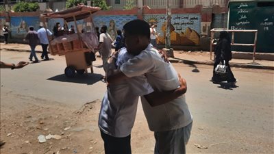 خدوا بعض بالأحضان.. فرحة طلاب الثانوية بعد امتحاني الكيمياء والجغرفيا بالمنيا