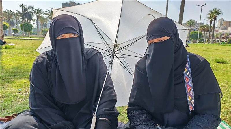 شقيقتين تنتظران نجليهما
