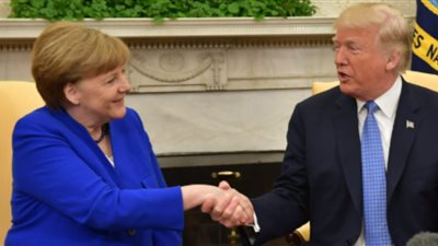 أنجيلا ميركل عن ترامب: يسعى للفت الانتباه وأخطأت بطلب مصافحته