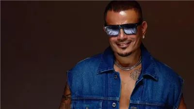 بالجينز والبذلات الفاخرة..عمرو دياب يشعل السوشيال بإطلالات ألبوم