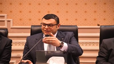 وزير الإسكان يتابع موقف وحدات 