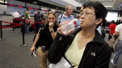 خدعة زجاجة الماء المجمدة طريقة سحرية لتجاوز أمن المطار دون مخالفة القواعد