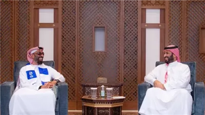 ظهور طحنون بن زايد يرتدي شعار الهلال يثير مشاعر الإعلام السعودي