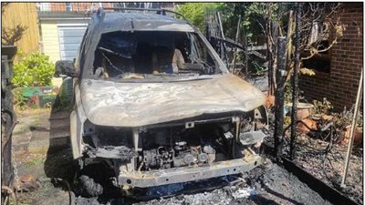 كاتبة تشعل النار في سيارة لاند روفر لجارها بسبب «غرير» وتنجو من السجن 