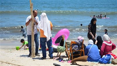 إزالة 15 خيمة عشوائية في حملة مكبرة على شاطئ مدينة بورفؤاد ببورسعيد 