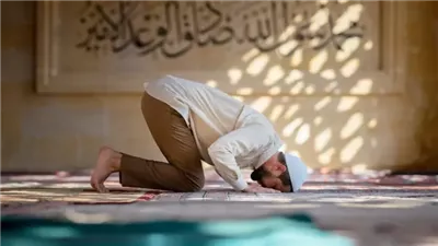 صلاة باطلة أم صحيحة؟.. الأزهر يجيب عن حكم ترك السجدة الثانية