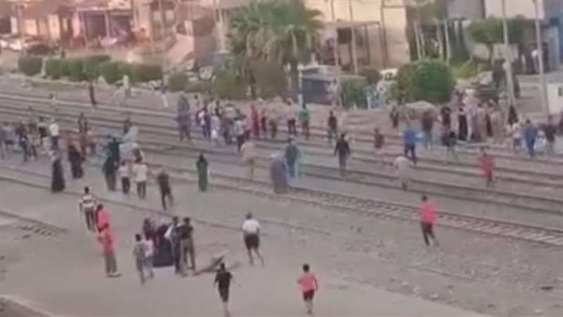 قطار يصدم ٣ أشخاص