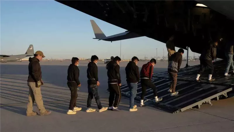 ترحيل مهاجرين آسيويين