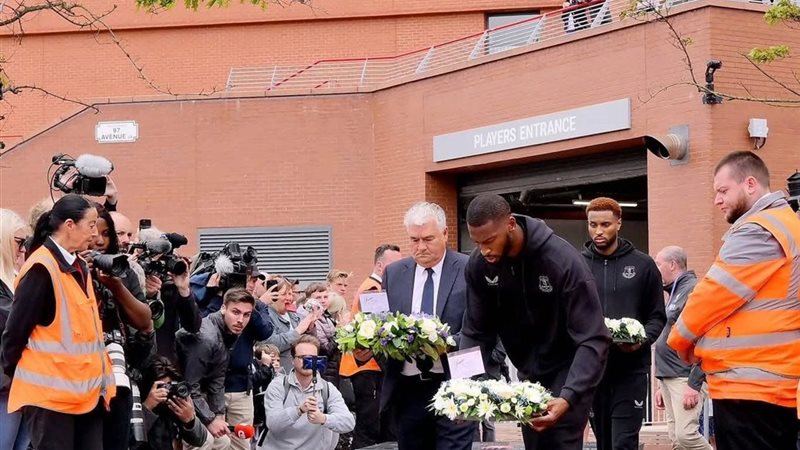 لاعب إيفرتون من أمام