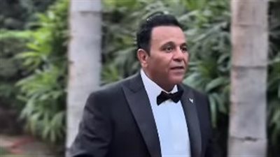 مش عاوز حاجة من الدنيا.. مشهد مؤثر لـ محمد فؤاد لحظة استقبال ابنته بزفافها