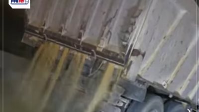 بدون لوحات وسرعة جنونية.. عربة نقل تُفرغ حمولتها من الرمال أمام كايرو فيستيفال