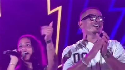 بتيشيرت يصل لـ40 ألف جنيه.. عمرو دياب يشعل الساحل الشمالي برفقة ابنته جنا