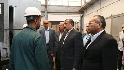 وزيرالإنتاج الحربي يطمئن على سير العملية الإنتاجية لـ