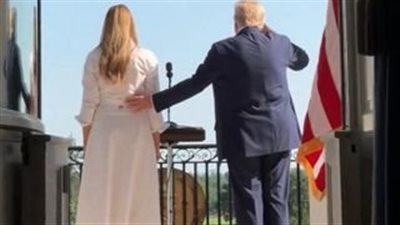 من الشرفة إلى القلوب.. يد ترامب على ظهر ميلانيا تخطف الأنظار (فيديو)