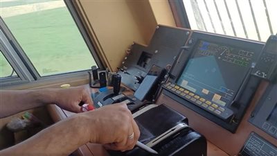 بعد وفاة قائد قطار المناشي.. تعرف على وسائل الأمان داخل الجرارات والقطارات