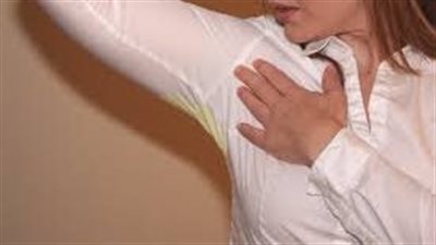 إزالة بقع الإبطين الصفراء من الملابس بخطوات سهلة وفعّالة 