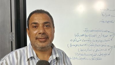 معلم رياضيات يقدم مراجعة ليلة امتحان الرياضة البحتة لطلاب الثانوية