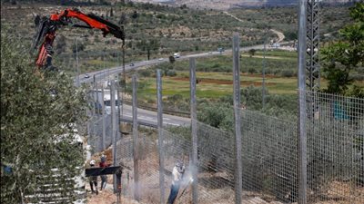 خوفًا من إلقاء الحجارة.. الاحتلال يحول بلدة «سنجل» الفلسطينية إلى سجن كبير  