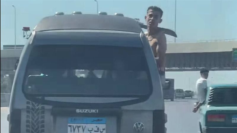 الشاب وهو يلوّح بالسلاح