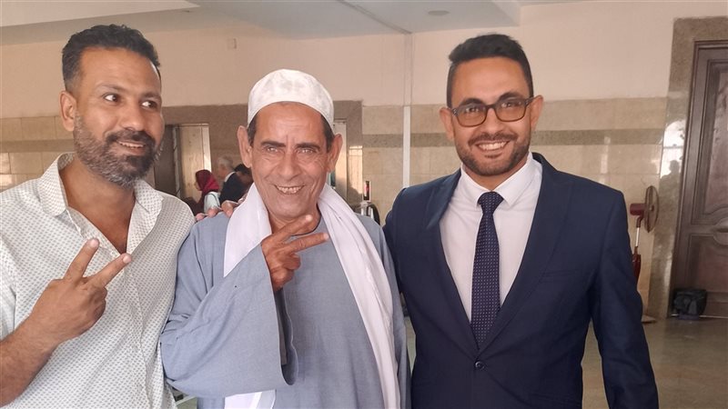 مساندة ابويه في الشيوخ