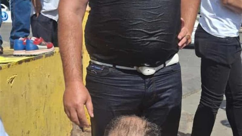 الشاب عقب إنقاذ المسن