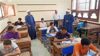 رئيس قطاع المعاهد الأزهرية ووكيلاه يتفقدان امتحان الرياضيات التطبيقية 
