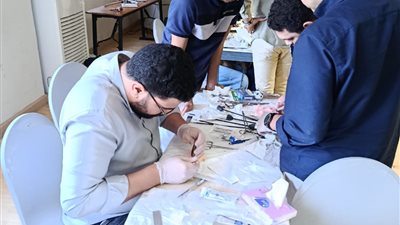 الصحة تنظم برنامجًا تدريبيًا متقدمًا في أساسيات الجراحة لتعزيز كفاءة الأطباء