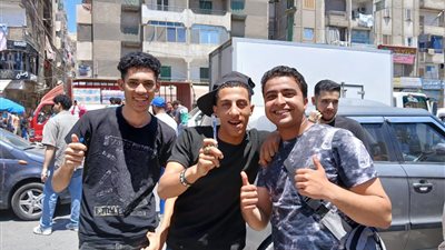 توافد طلاب الثانوية العامة على اللجان لأداء امتحاني الأحياء والإحصاء 