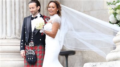 العريس يرتدي زي أيرلندي ..نجمة Spice Girls تحتفل بزفافها على مصفف شعرها 