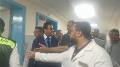بالصور.. محافظ سوهاج ووكيل وزارة الصحة يزوران مصابي حادث جهينة 
