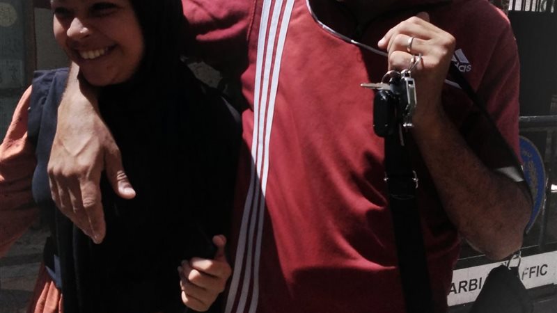 الاب وهو يحتضن ابنته