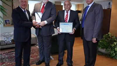 شركة «Madico» الأمريكية تكرم البنك الأهلي لريادته في دعم للصناعة 