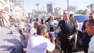 محافظ دمياط يكرم عمال النظافة وسائقي القمامة ضمن مبادرة دعم صيفية
