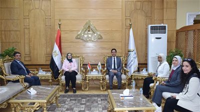 رئيس جامعة بنها يستقبل فريق الخدمات الإلكترونية بالمجلس 