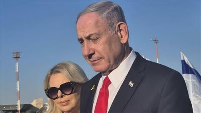 على سلم الطائرة.. نتنياهو يتعهد بـ القضاء على حماس 