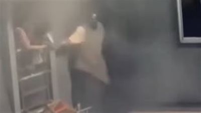 بطل من قلب اللهب.. أفريقي يخاطر بحياته لإنقاذ عائلة عالقة بحريق في باريس