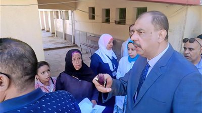 محافظ سوهاج يتفقد قرية إدفا وينتقد سوء النظافة وانتشار الإشغالات