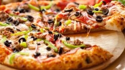 خفيفة وغنية بالبروتين.. طريقة عمل بيتزا صحية في 4 دقائق فقط