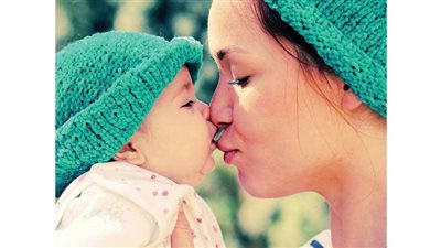 في اليوم العالمي للتقبيل.. فوائد القبلات لطفلك واحتضانه