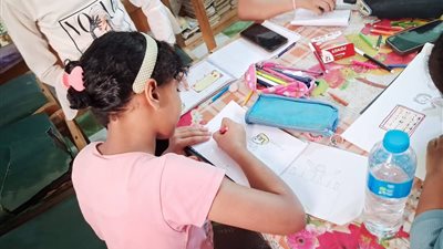 استمرار تدريب شعبة الفنون التشكيلية بمركز شباب الجناين بالسويس 