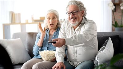 مشاهدة التلفزيون والوحدة في سن التقاعد.. دراسة تكشف مفاجآت عن كبار السن!
