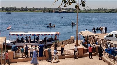 مراكب الصيد تشارك في عمليات البحث عن ضحايا سقوط سيارة في النيل بقنا