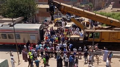  الاستعانة بونش لرفع عربة القطار الخارجة عن القضبان عند مزلقان عرب الرمل 