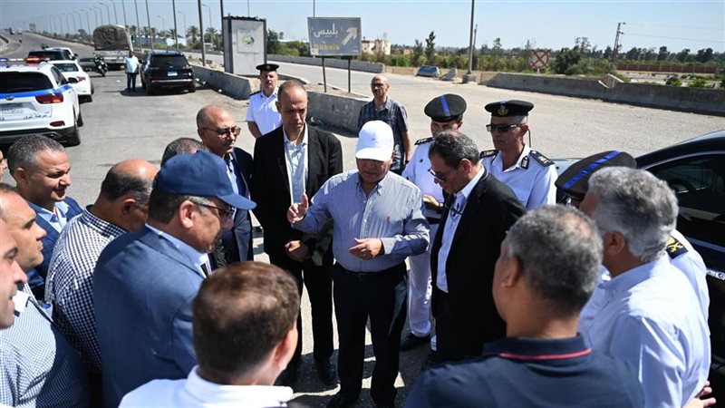 وزير النقل خلال الجولة