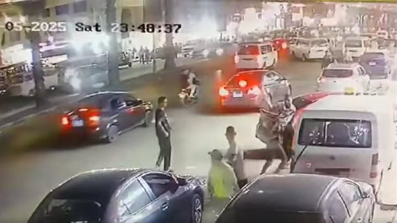 بلطجي يعتدي على شاب