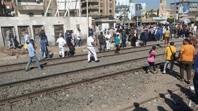 كانوا بيعدوا المزلقان.. مصرع سيدة وإصابة شقيقتها أسفل عجلات القطار بالمنوفية 
